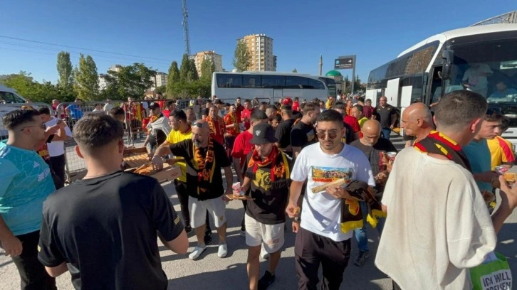 Deplasman taraftarlarına yemek ikram ettiler