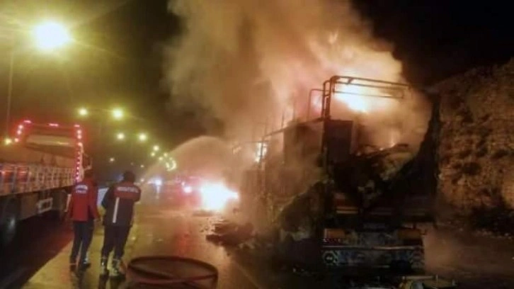 Deprem b&ouml;lgesinden ev eşyası taşınan TIR yandı