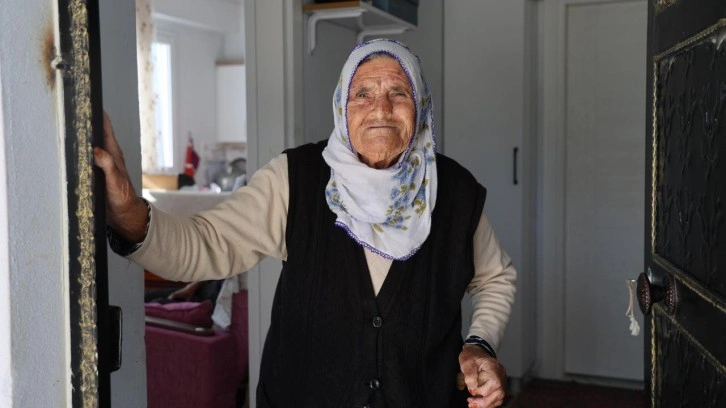 Depremde 41 ev ağır hasar almıştı, yıkılıp yapıldı: 90 yaşındaki Fatma nine yeni evinde