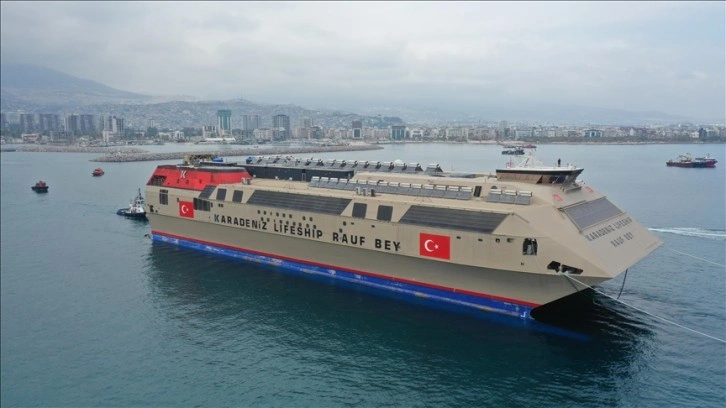 Depremzede öğrencilere okul olan gemi olası afetler için hazır bekletilecek.