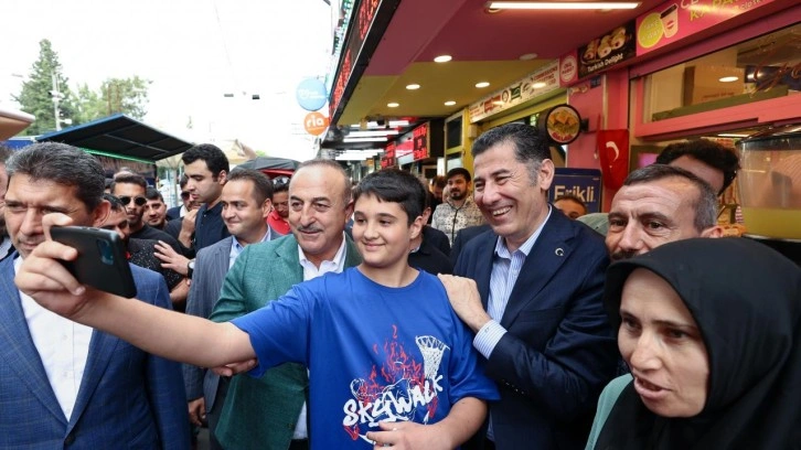 Dışişleri Bakanı Mevl&uuml;t &Ccedil;avuşoğlu ile Sinan Oğan, Antalya'da vatandaşlarla buluştu