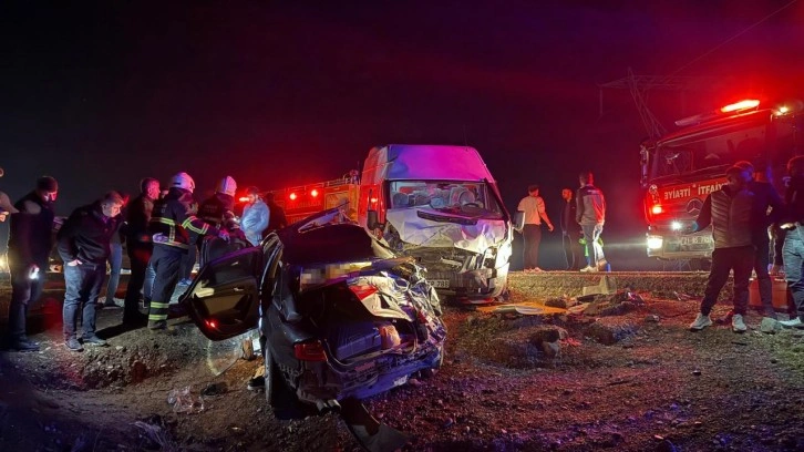 Diyarbakır’da 5 aracın karıştığı zincirleme kaza: 3 ölü, 7 yaralı