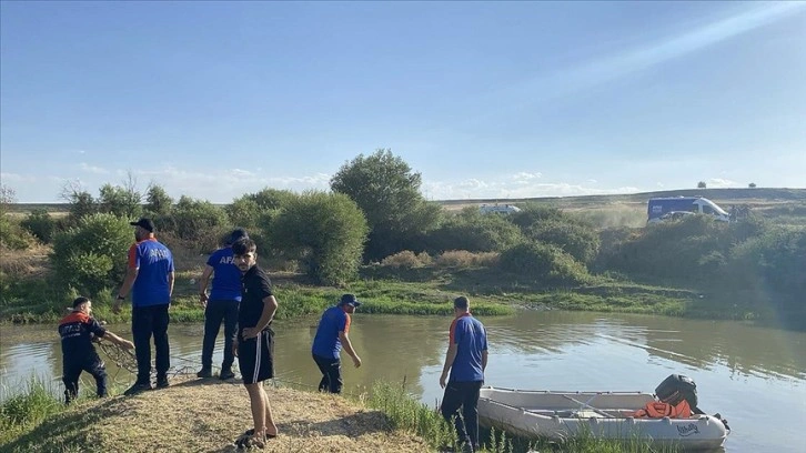 Diyarbakır'da kardeşini ve yakınını kurtarmak isterken nehirde kaybolan genç aranıyor.