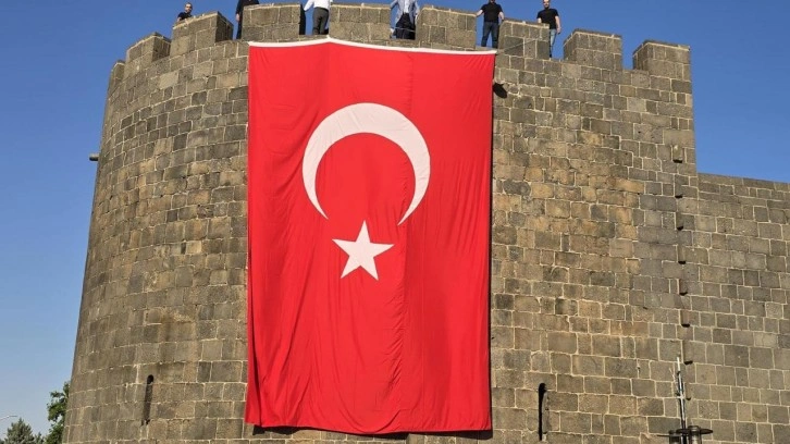 Diyarbakır Surları'na Türk bayrağı asıldı