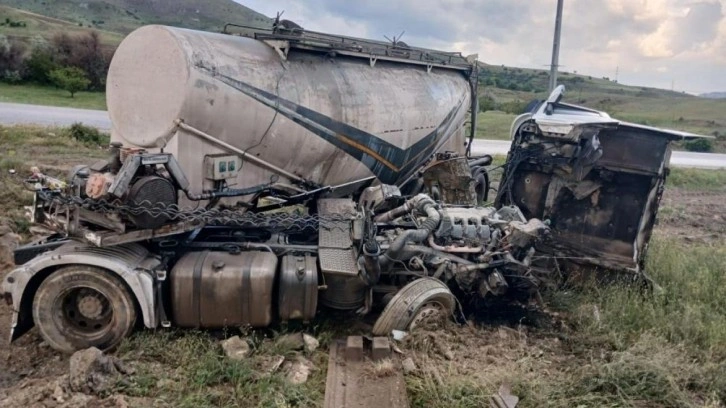Doğanşehir’de tanker tarlaya devrildi, sürücü yaralandı