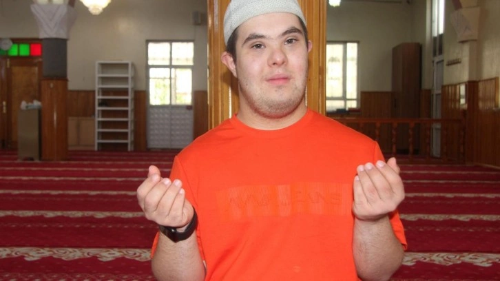 Down sendromlu Enes’in cami ve Kur'an-ı Kerim aşkı, görenleri imrendiriyor