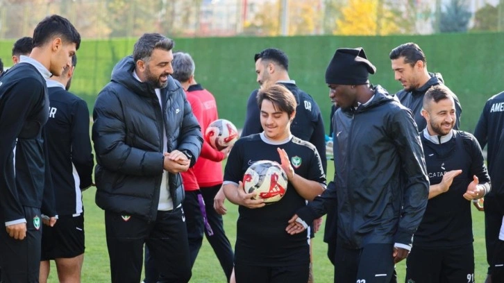Down sendromlu Zınar, Amed Sportif'in son taktik idmanını yönetti
