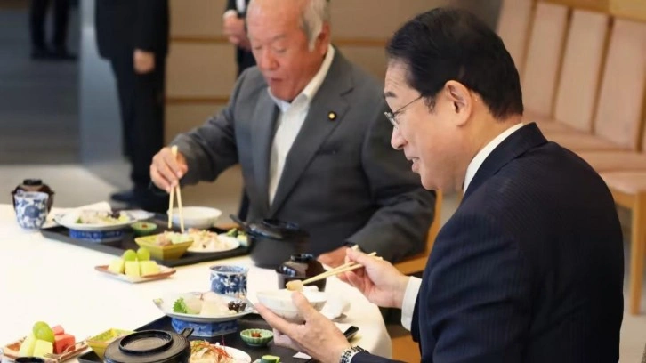 D&uuml;nya bu &ouml;ğle yemeğini konuşuyor: Japon başbakan kanıtlamak i&ccedil;in paylaştı