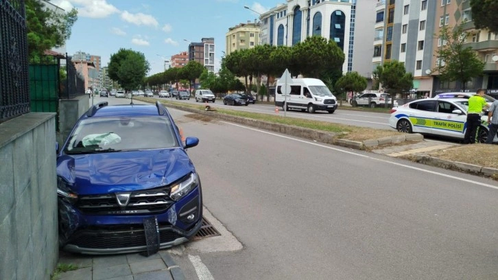 Duvara çarpan otomobilin sürücüsü yaralandı