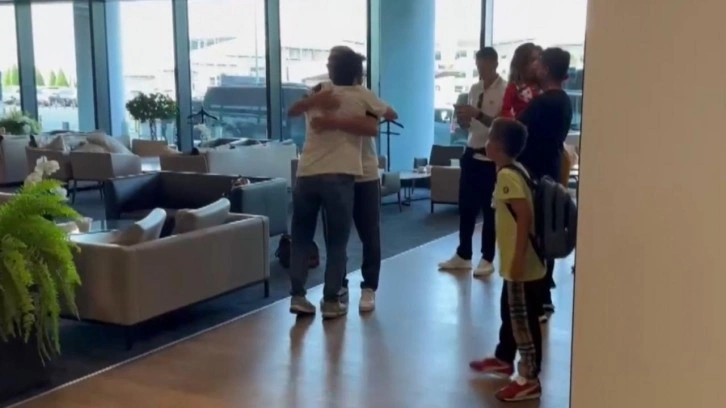 Duygusal anlar! Muslera ve ailesi Türkiye'den ayrıldı