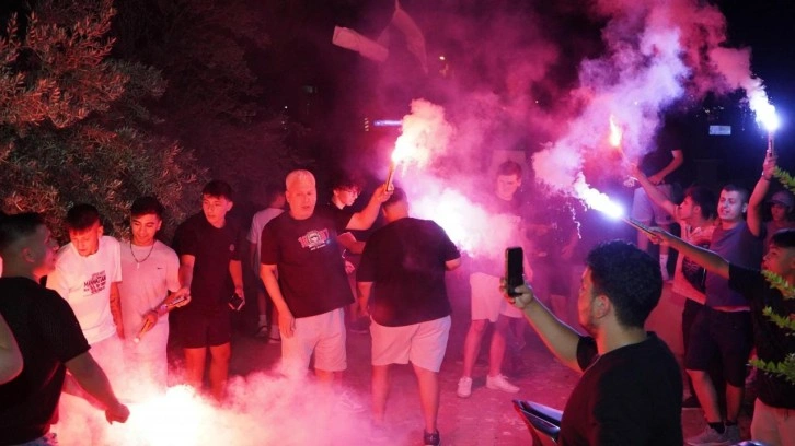 Ege'de bir şehir gece vakti futbol aşkıyla gündüzü yaşadı