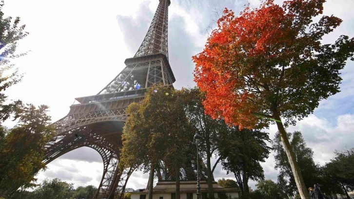 Eiffel Kulesinin dibinde 27 yaşındaki kadın 5 kişinin tecav&uuml;z&uuml;ne uğradı