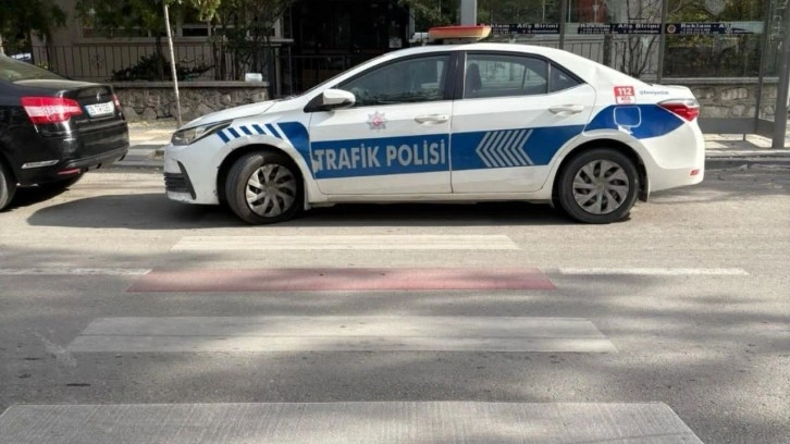 Ekip arabasını yaya yoluna çeken polis memuruna trafik cezası