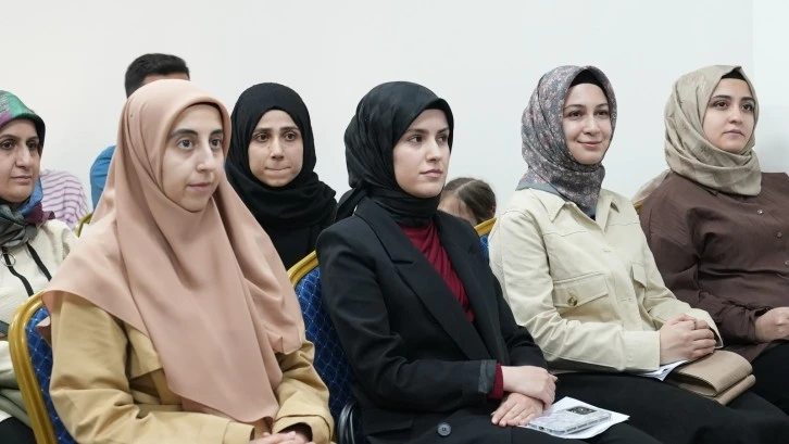 Elazığ Belediyesi'nden "Dijital Medyada G&uuml;venli Aileler" Semineri.