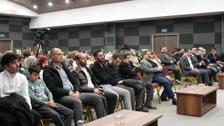 Elazığ Belediyesi Ramazan etkinliklerinin son programında, Medeniyet Tasavvuru Okulu Kurucusu Gazeteci ve Yazar Yusuf Kaplan Elazığlılarla buluştu.