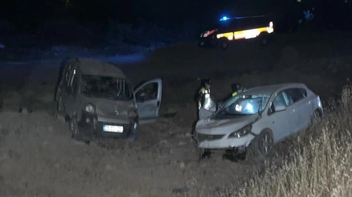 Elazığ’da hafif ticari araç ile otomobil çarpıştı: 9 yaralı