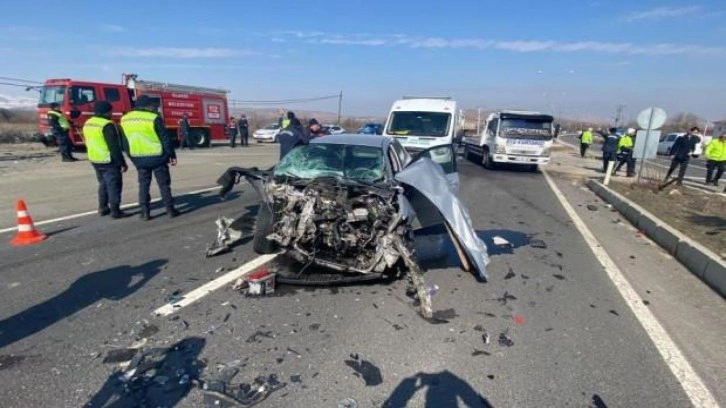 Elazığ'da trafik kazası: 1 &ouml;l&uuml;, 4 yaralı