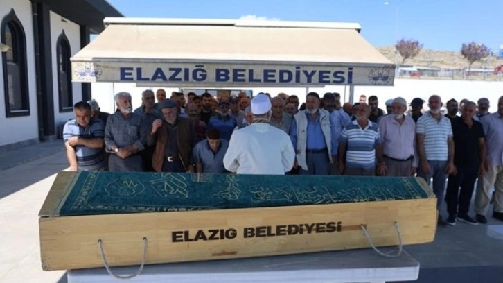 Emekli maaşını çekmeye çıkmıştı: Yarım saat arayla 2 araba çarptı!