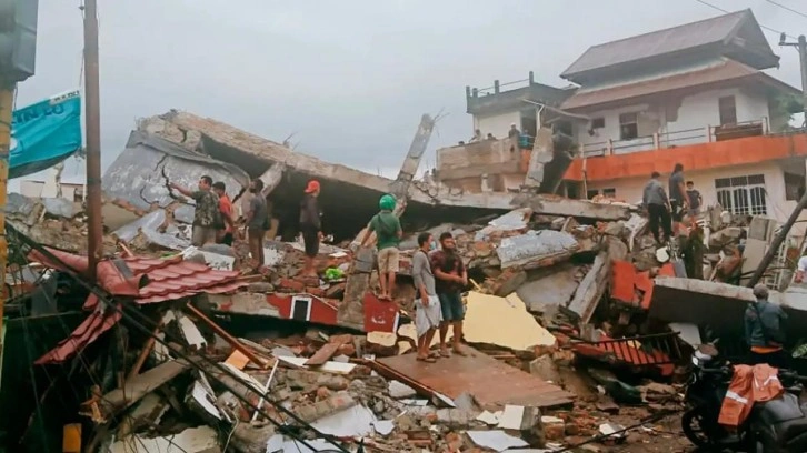 Endonezya'da 5,8'lik deprem: Onlarca yaralı var