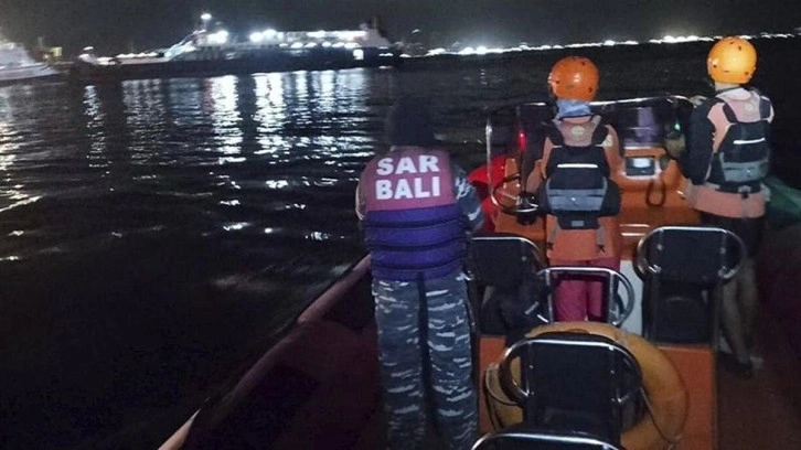 Endonezya'da feribot battı: 30 kişi kayıp