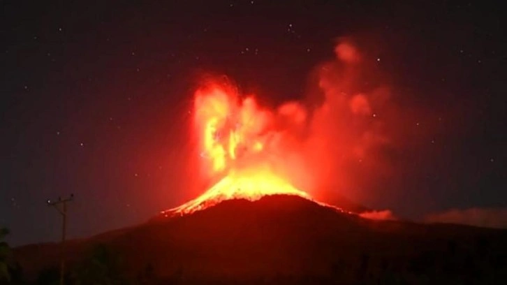 Endonezya’da yanardağı patlaması... Semeru ve Lewotobi Laki-Laki alarmı!
