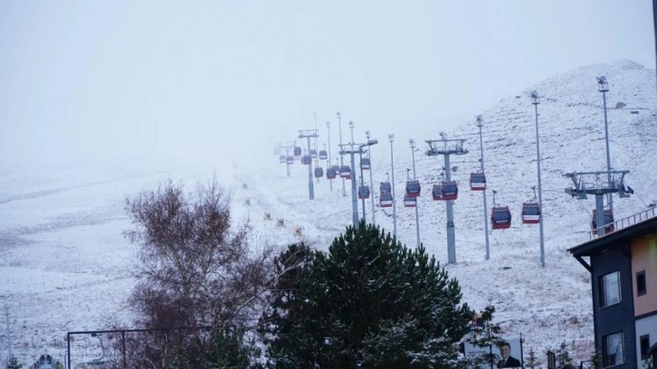 Erciyes'te yoğun kar yağışı! Beyaza büründü!