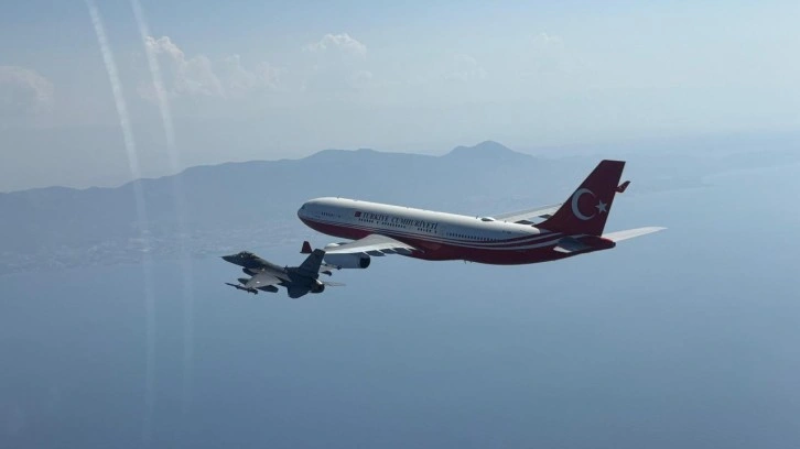 Erdoğan'ın içinde bulunduğu "TUR" uçağına KKTC'ye varışında F-16'lar eşlik