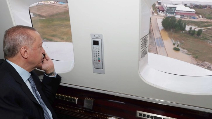 Erdoğan sel felaketinden etkilenen b&ouml;lgede helikopterle incelemelerde bulundu