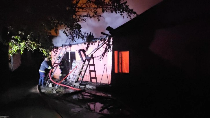 Erzincan'da korkutan yangın! Mahsur kalan 2'si çocuk 4 kişi kurtarıldı