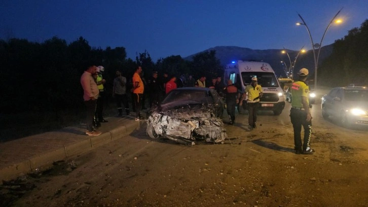 Erzincan'da otomobilin kamyonetle çarpıştı: 3 yaralı