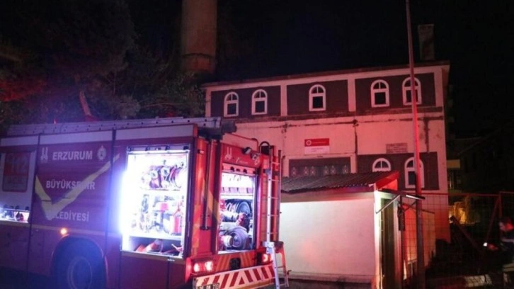 Erzurum'da tarihi caminin çatısında yangın çıktı