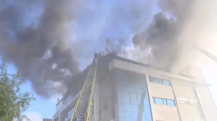 Esenyurt'ta 3 katlı tekstil fabrikasında korkutan yangın