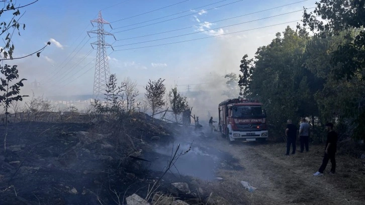Esenyurt’ta otluk alanda çıkan yangın kısa sürede söndürüldü