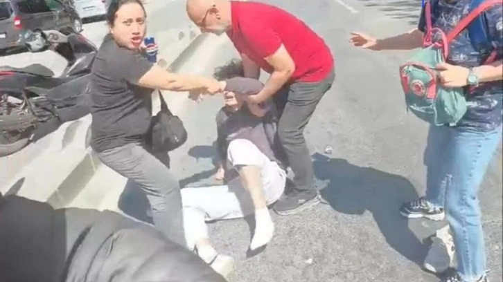 Esenyurt'ta yaya ile sürücü arasında tekmeli yol verme kavgası!