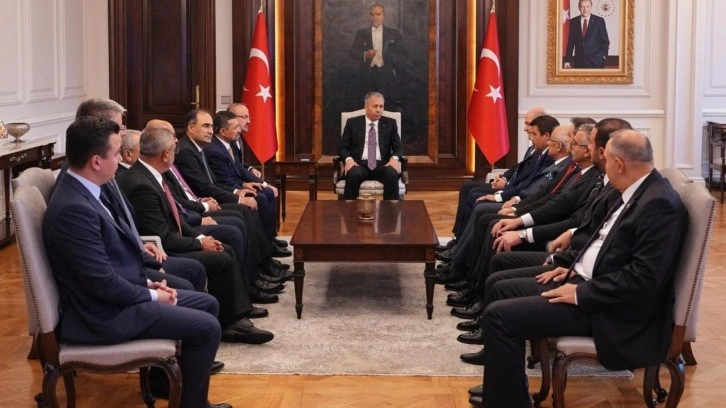 Eski İ&ccedil;işleri Bakanı Soylu&rsquo;dan, Bakan Yerlikaya&rsquo;ya ge&ccedil;miş olsun ziyareti