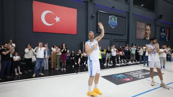 Eski milli basketbolcu Oğuz Savaş, parkelere veda etti