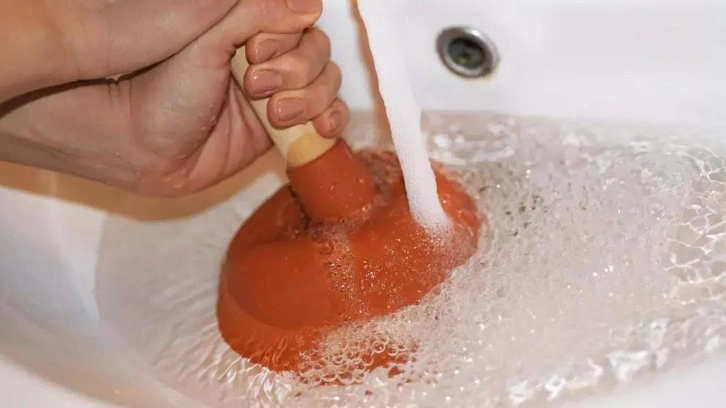 Evde tıkalı lavaboyu hemen açan etkili yöntem! Lavabo borusunu anında temizliyor