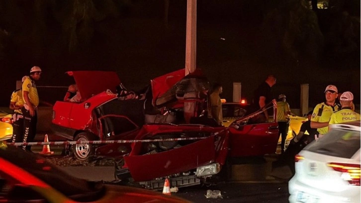 Eyüpsultan'da feci kaza: İkiye bölünen otomobilde bir kişi öldü