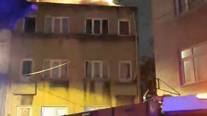 Fatih'te 3 katlı binanın çatısı alev alev yandı