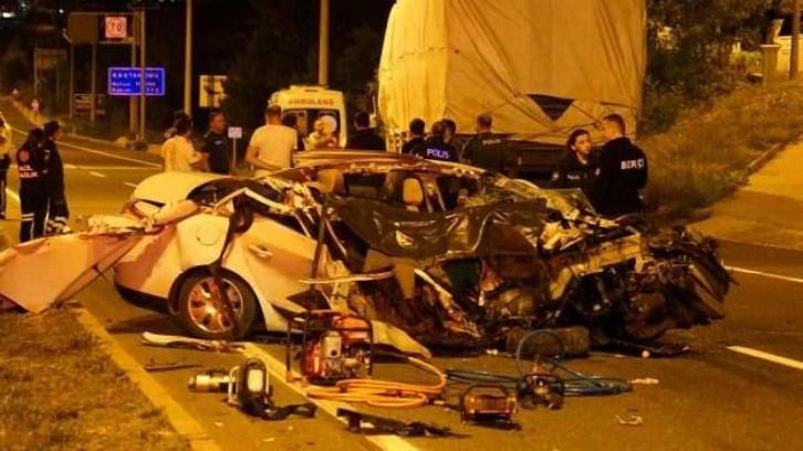 Feci kaza! Kamyona &ccedil;arpan otomobil parampar&ccedil;a oldu