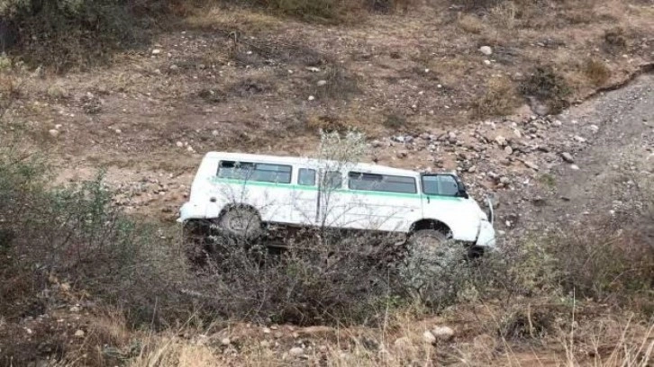 Feci kaza... &Ouml;ğrenci servisi dere yatağına yuvarlandı: 15'i &ccedil;ocuk 16 yaralı