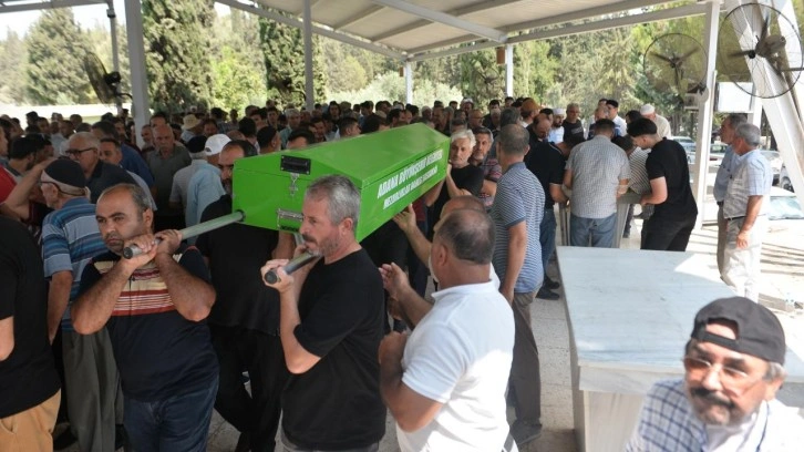 Feci kazada hayatını kaybeden aynı aileden 3 kişi Adana'da son yolcuğuna uğurlandı
