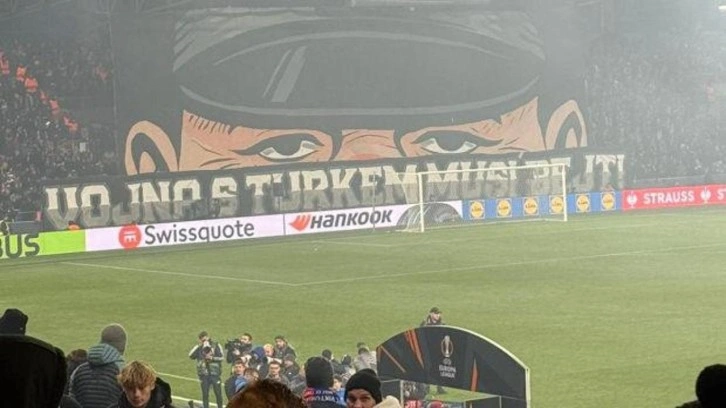 Fenerbahçe maçında Çeklerden hadsiz pankart!