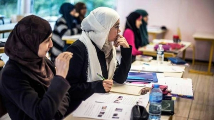 Fransa&rsquo;da devlet okullarında &ccedil;arşaf ve abaya yasağı