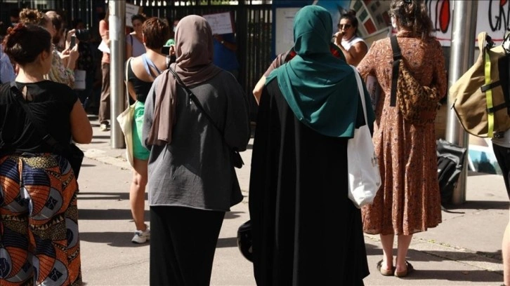 Fransa'da &uuml;&ccedil; sendika harekete ge&ccedil;ti Abaya yasağı engellenecek mi?