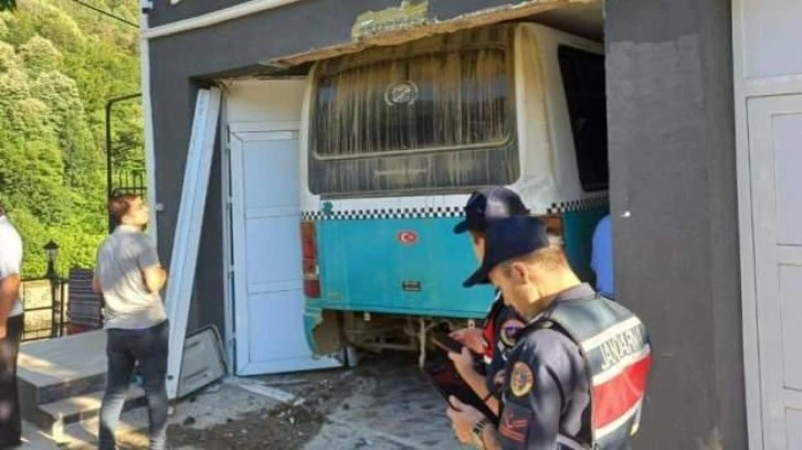 Freni boşalan minib&uuml;s eve girdi: 10 yaralı