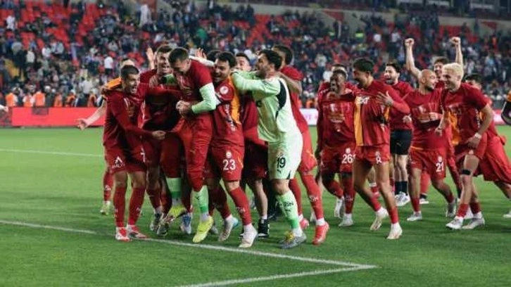 Galatasaray'da ayrılık resmileşti: Yıldız isim yeni takımının formasını giydi