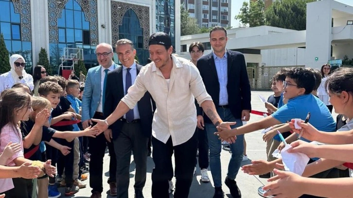 Galatasaray'da Mesut Özil sürprizi: Kameralar saha kenarına odaklandı
