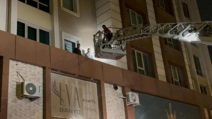 Garip olay: 3'üncü kattan çarşafla indiler: 2 gözaltı