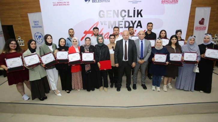 Gazetecilik eğitimini tamamlayan afetzede öğrenciler sertifikalarını aldı